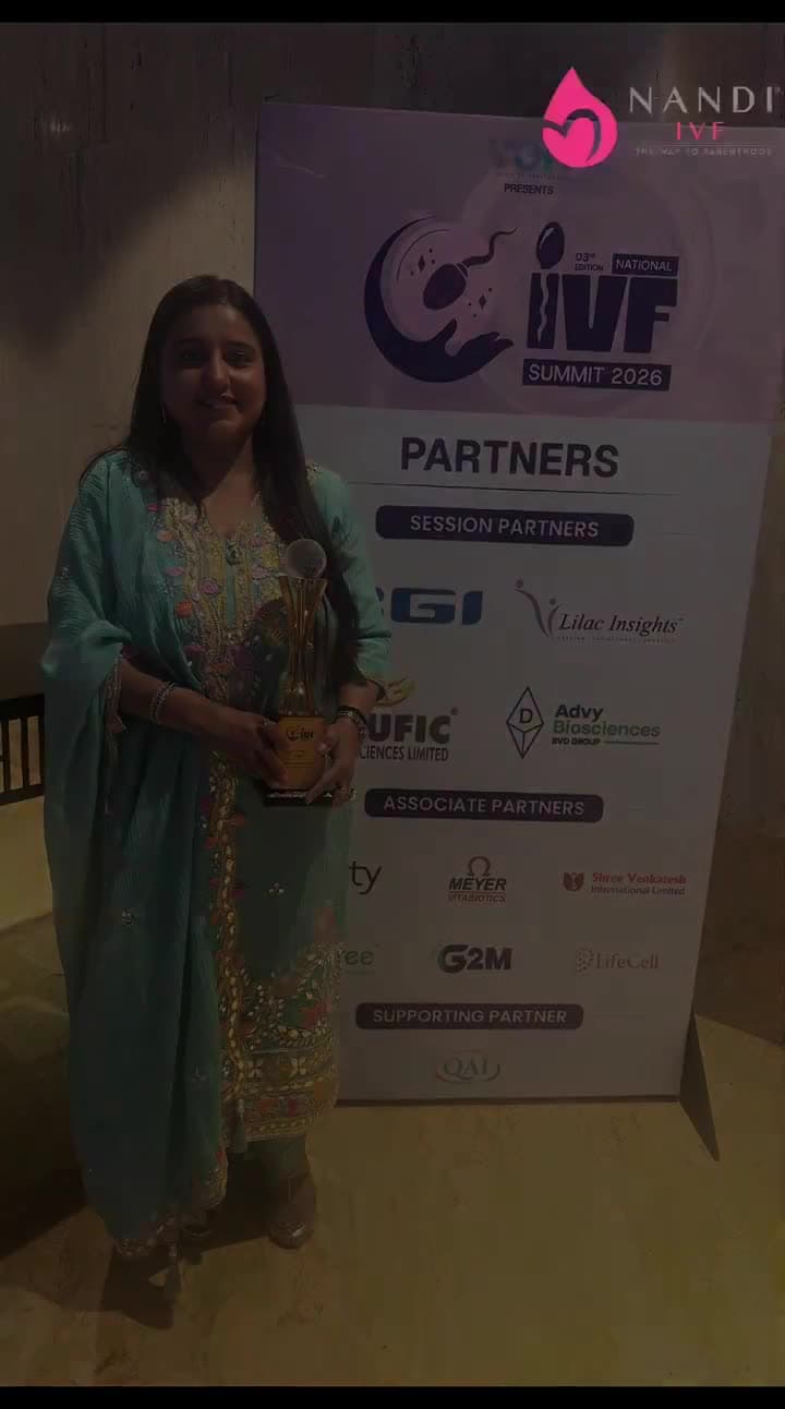 Dr. Payal Bajaj receiving the Excellence in Reproductive Medicine Award 2026